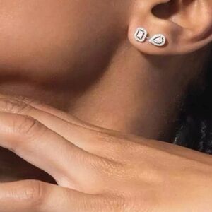 Elegant 18k white gold with natural diamonds F vs1 Stud Earrings.